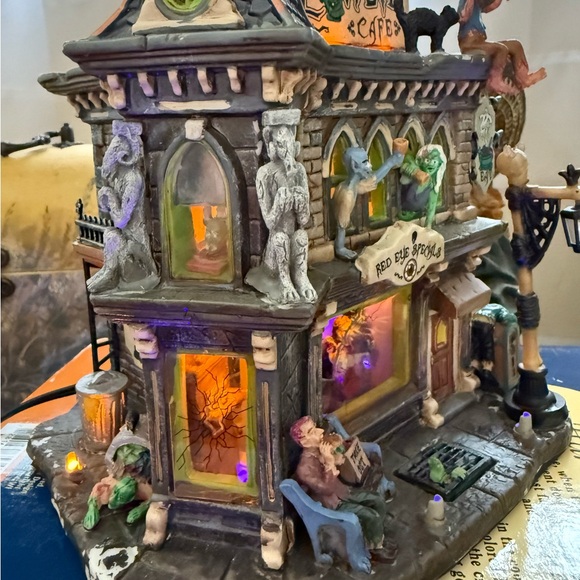 Lemax Retired Spooky Town Zombie's Cafe - 2006 Halloween Village   #65346 - Picture 6 of 10